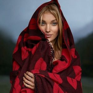 🆕 Victoria’s Secret Red Lips Cozy Throw Blanket